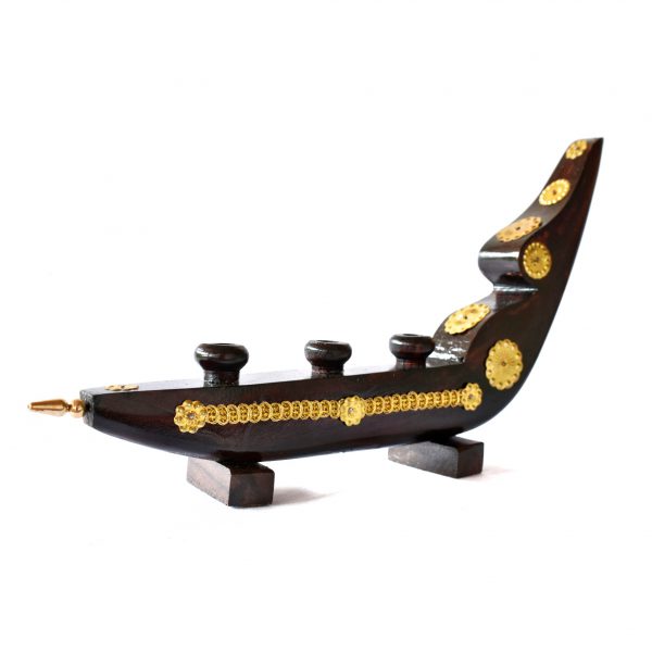 Chundan Vallam pen holder